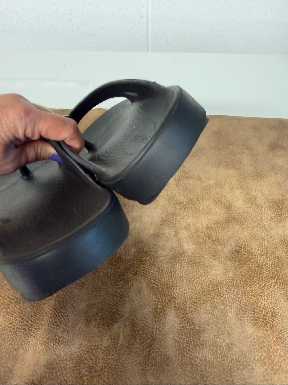 OOFOS Unisex Black and Silver Recovery Flip Sandals - Picture 3 of 5